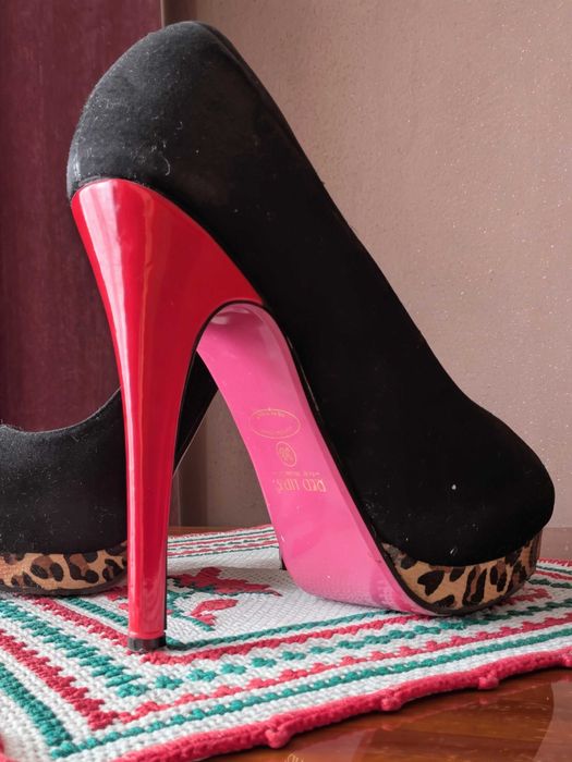 Pantofi stiletto negri cu platformă, peep-toe și detalii animal print