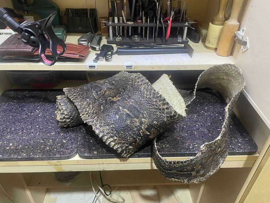 Кожаный бифолд, ручная работа, питон.