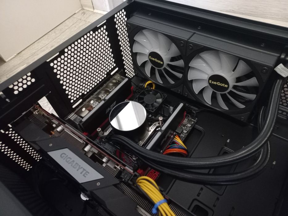 Продам мощный системный блок Intel Xeon E5-2690 V4/DDR4 32G/RX 5700 XT