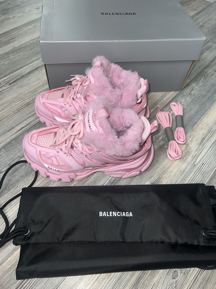 ОРИГИНАЛНИ Balenciaga Track кецове розови с пух