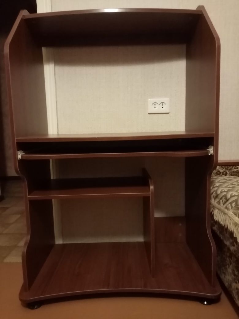 Продам компьтерный стол.