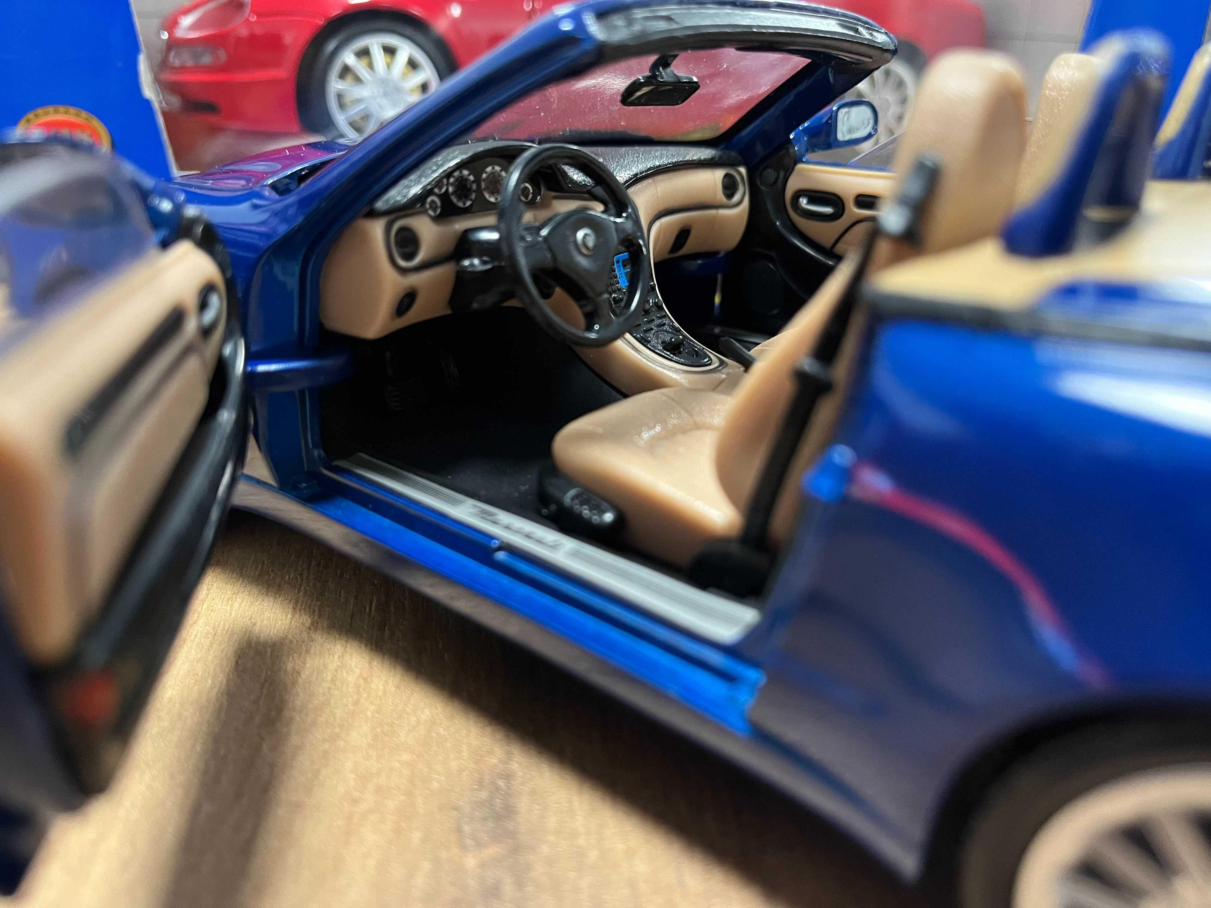 Чисто нова метална колекционерска количка MASERATI SPYDER 2000г.1:18
