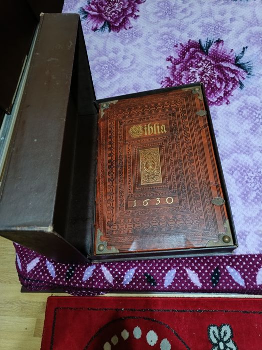 Vând biblia 1630