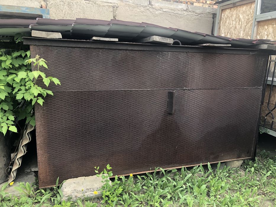 Емкость железная.