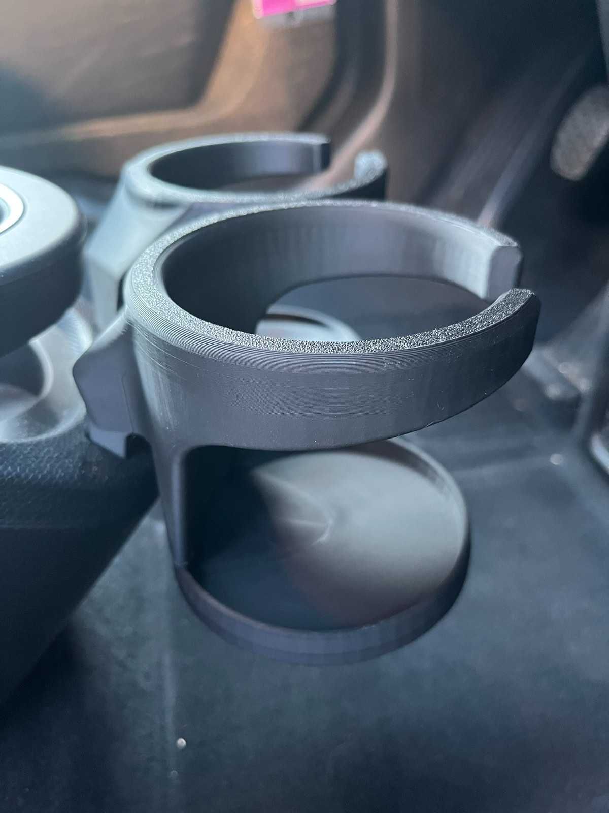 Продавам поставка за чаши за BMW i3.