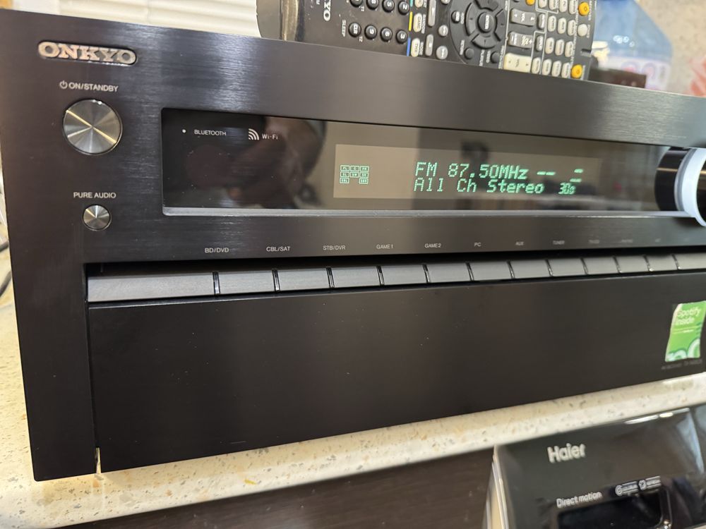 Onkyo TX-NR828 Bluetooth Wi-Fi