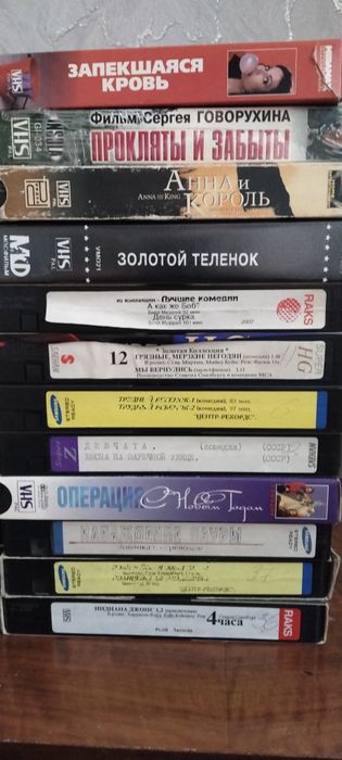 Диски DVD, кассеты с фильмами.