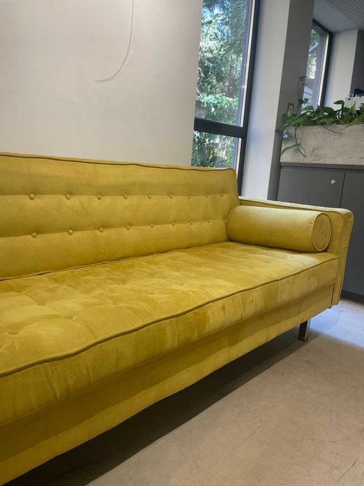Тапициран, триместен диван