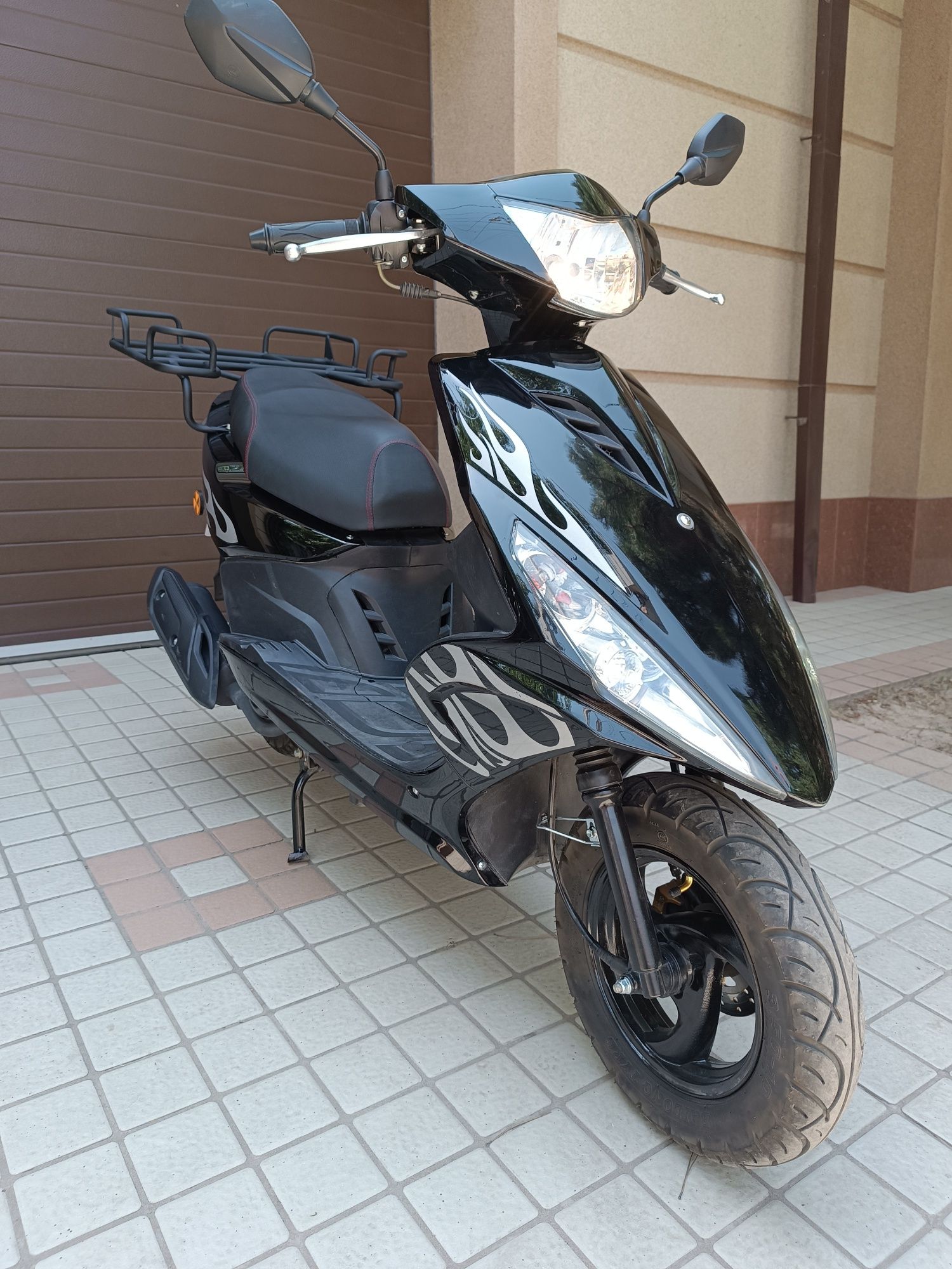 Продаю скутер VENTO 150CC проктический новый пробег 1550км .