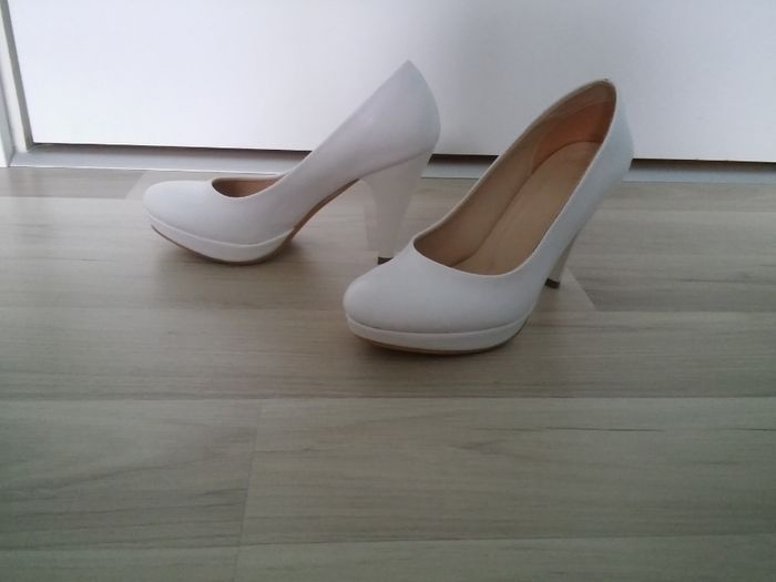 Бели обувки на ток
