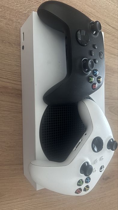 Xbox series s + 2 joystick originale + Farming Simulator 2022