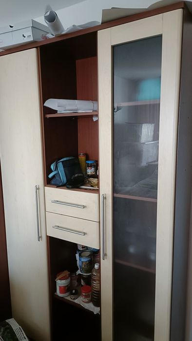 Șifonier și vitrina