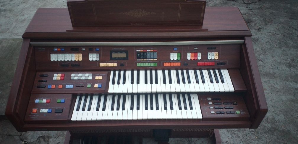 Pianină 'Technics' model anii 60.