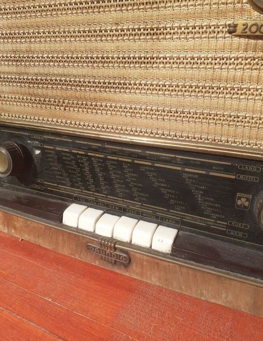 Radio cu lămpi Grundig.