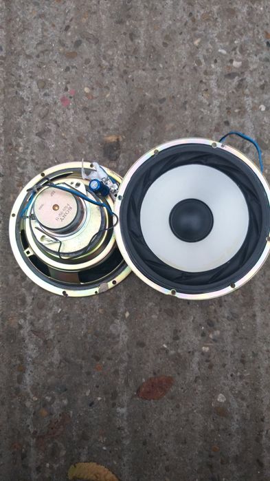 De vinzare boxe auto luate de pe un  audi