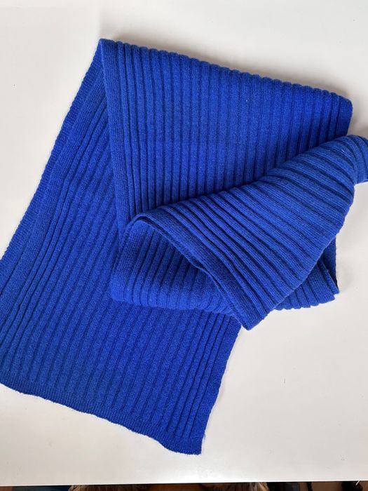 Разкошен мек шал плетиво в кралско синьо