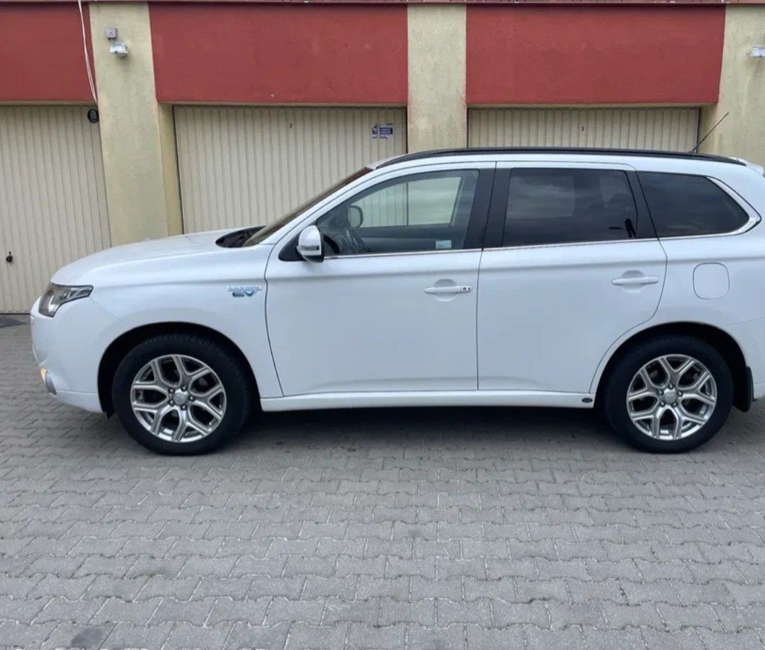 12500 euro  !!!Mitsubishi outlander phev 2014