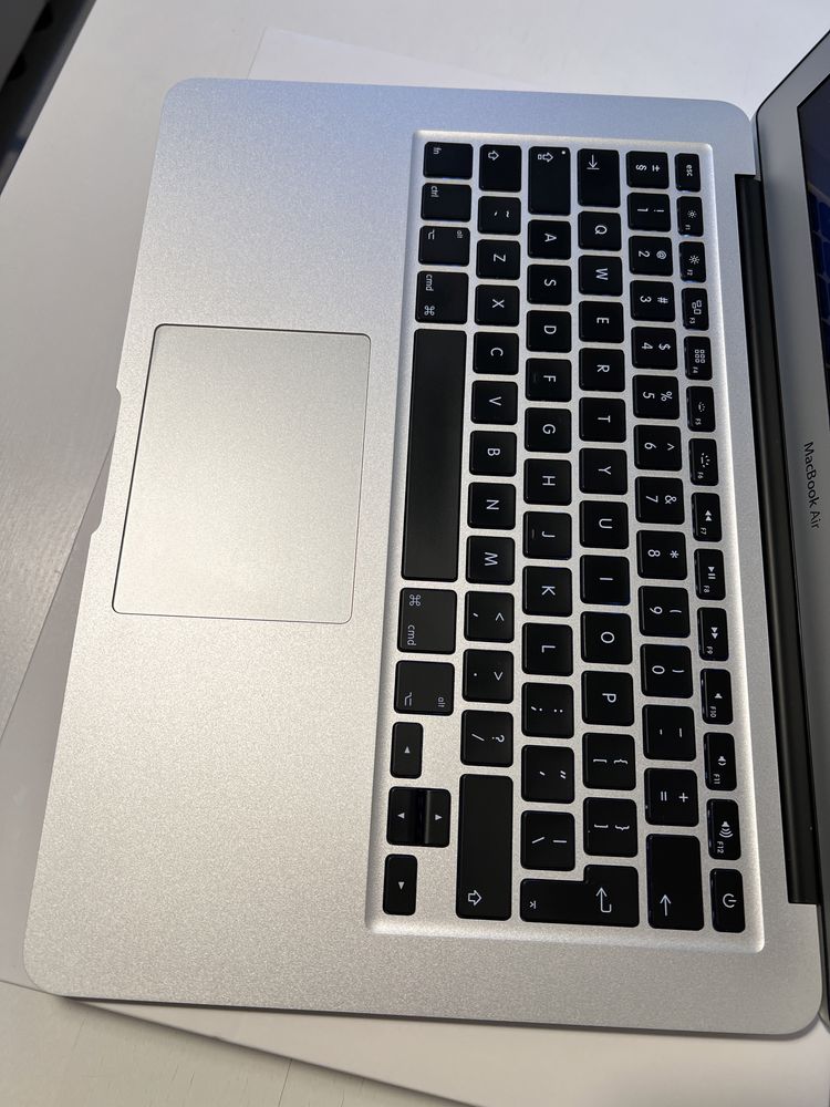 MacBook Air 13,3 /1,3 GHz/4 GB/128 GB flash storage