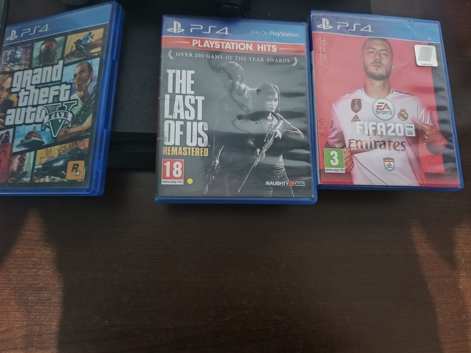 Vând PS4 slim pro 1TB  cu 2 manete și 3 jocuri