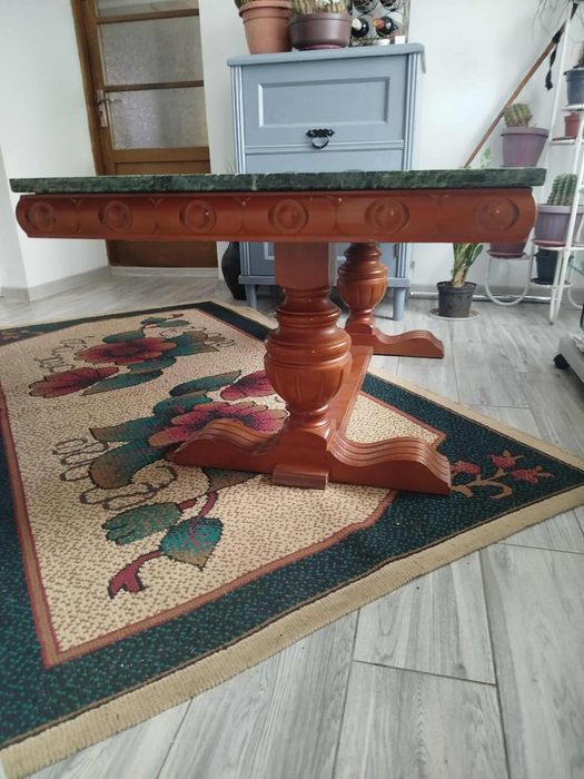 Masă din lemn masiv cu blat de marmură