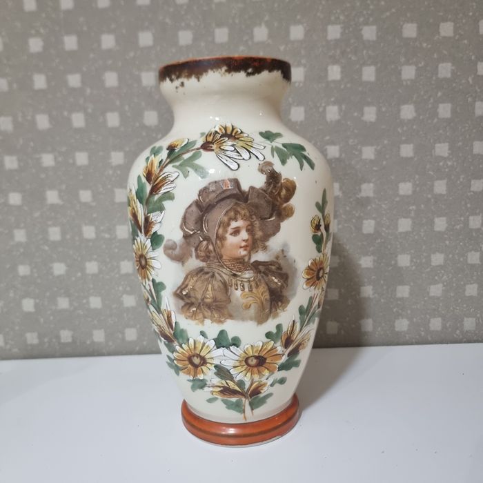 Vază veche pictată manual cu portret și flori