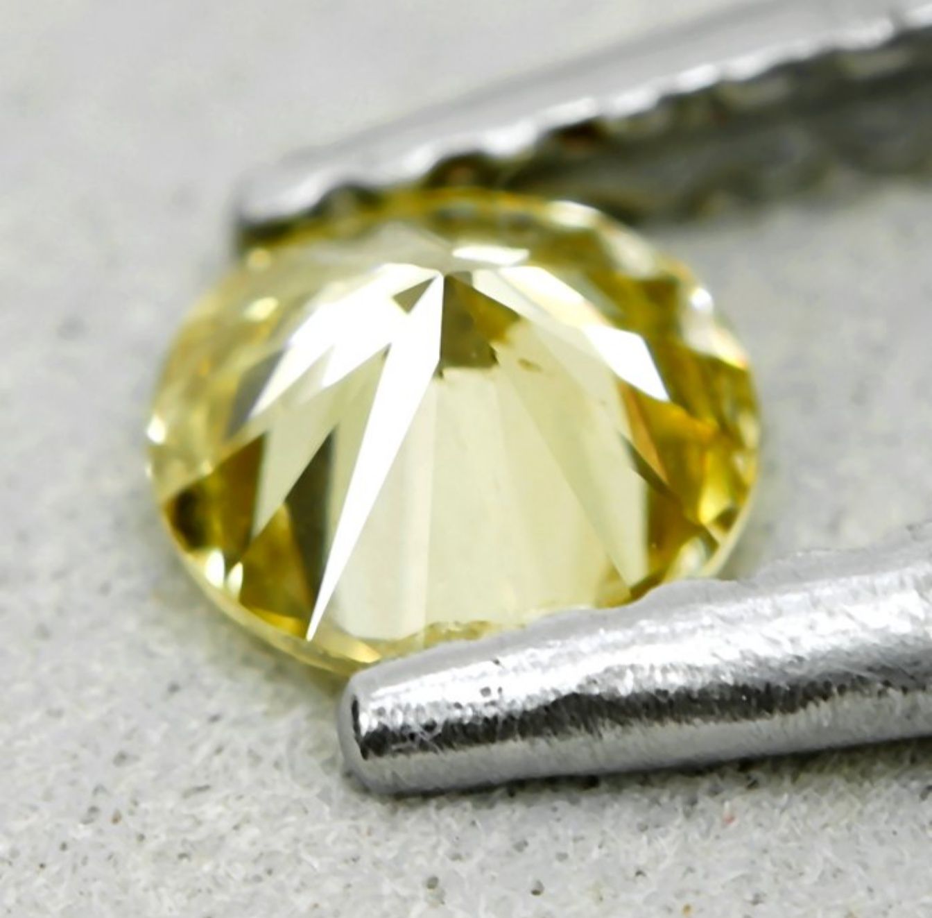 Естествен диамант сертифициран и капсулован от GRA, цвят Fancy Yellow