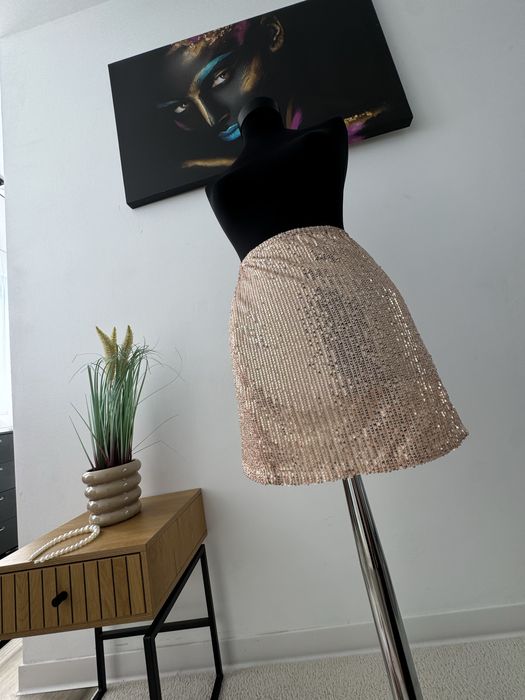 Fusta boohoo-noua, cu eticheta