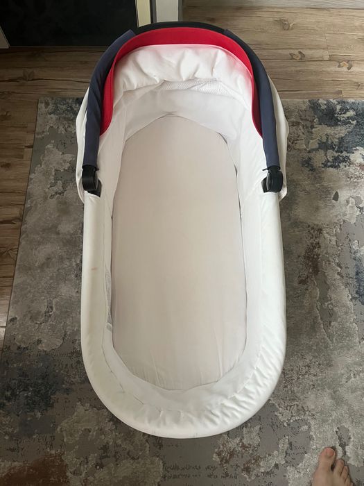 Partea de sus a unui cărucior pentru bebeluși