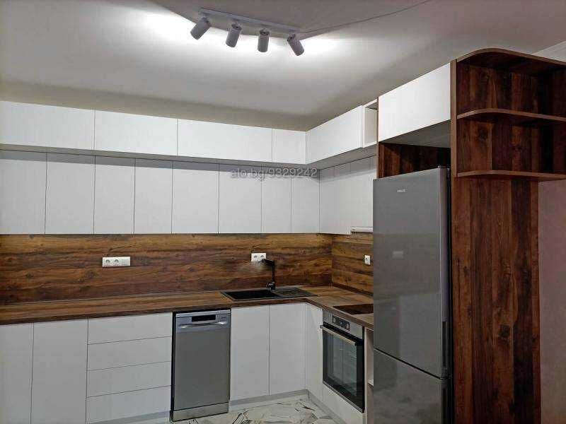 Дава се под наем Двустаен апартамент в Бургас, Център - 70 кв.м за 612 € - Снимка #3