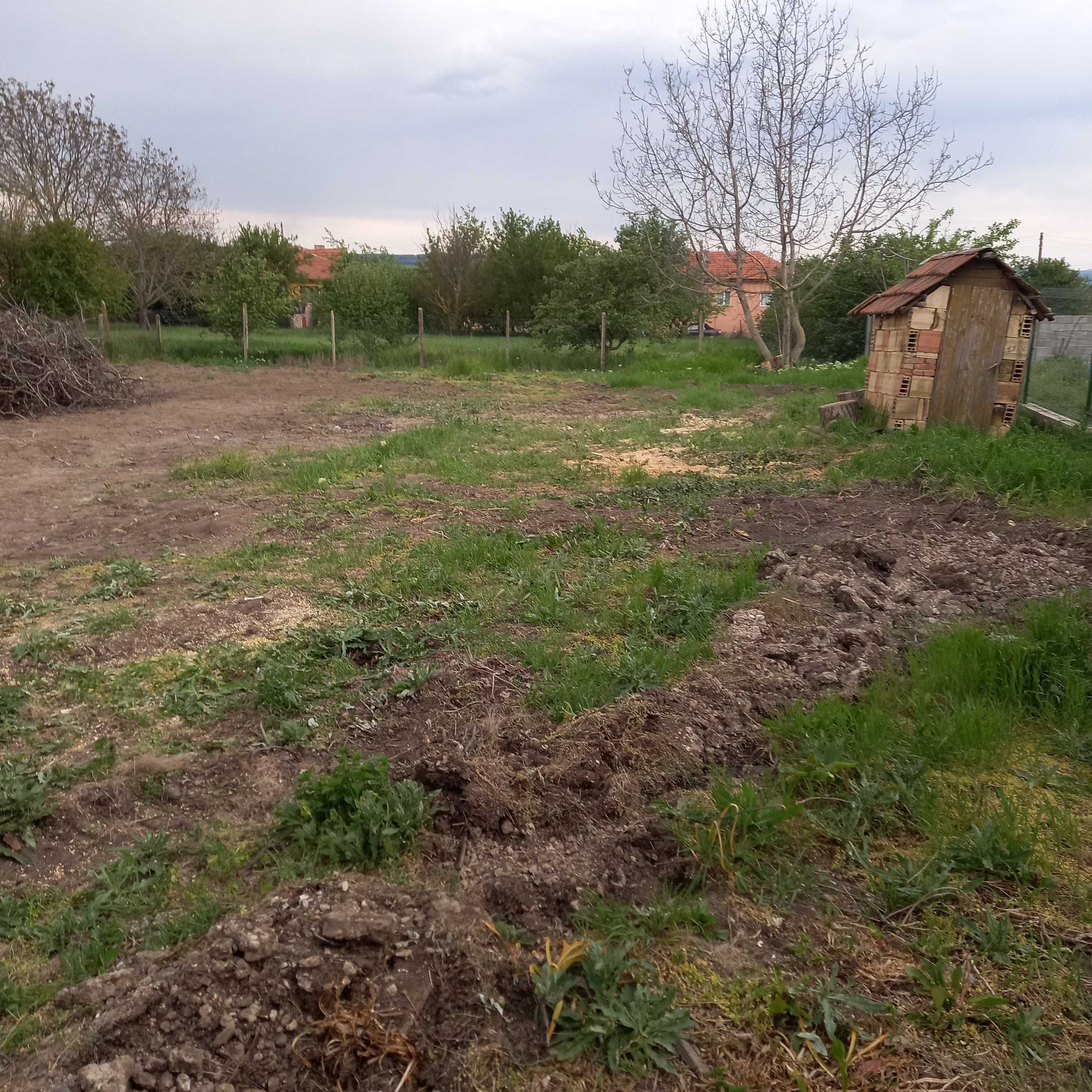 Къща с двор 810кв.м в с. Радинград.