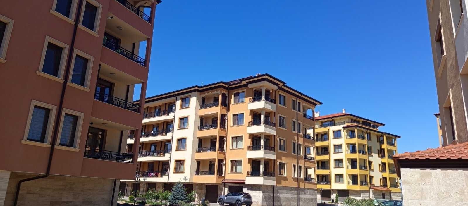 Продава се тристаен апартамент в комплекс „Розатера“, гр. Казанлък