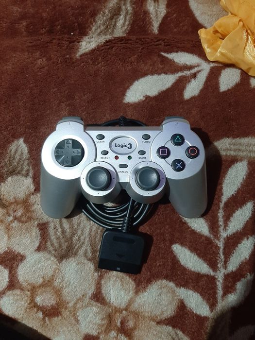 Vând manetă Silver logitec3 compatibilă PlayStation 2 PS2 în stare bun
