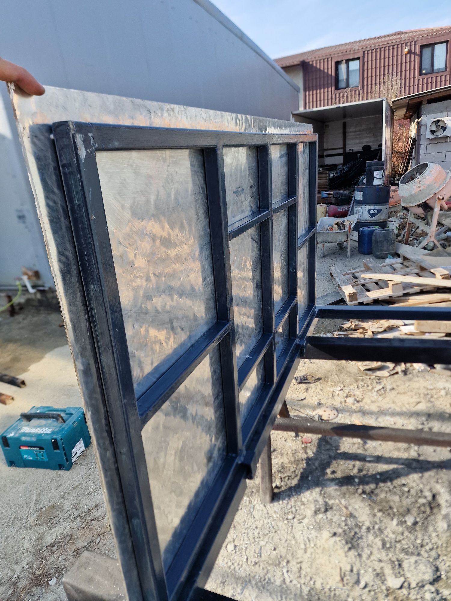 Capac beci metalic , Garduri din beton