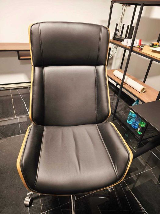 Продавам офис мебели