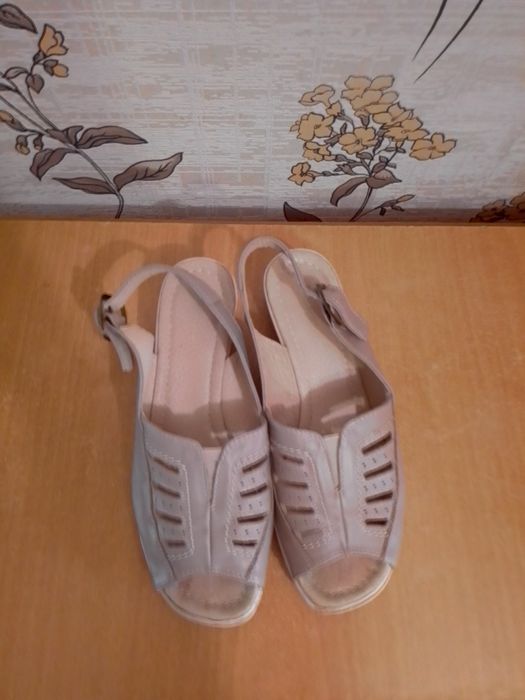 Продам босоножки