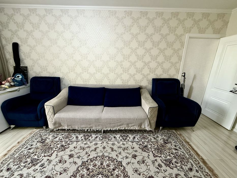 Продам диван с 2 креслами