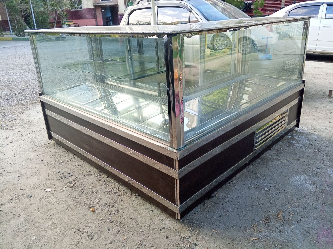 Срочно продаётся. Размер 180×180 витрины холодильник абсолютно новый с