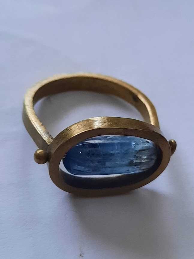 inel vechi cu piatra albastra