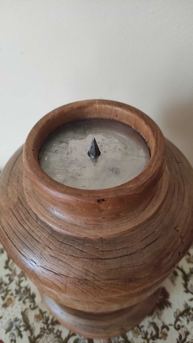 Огромен тежък стар свещник от масивно дърво подсилен с метал