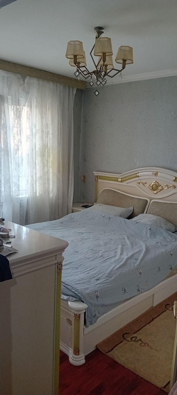 Продаётся 2х переделаная в 3х.квартира.М-Улугбекский р-он.Кара су 2.