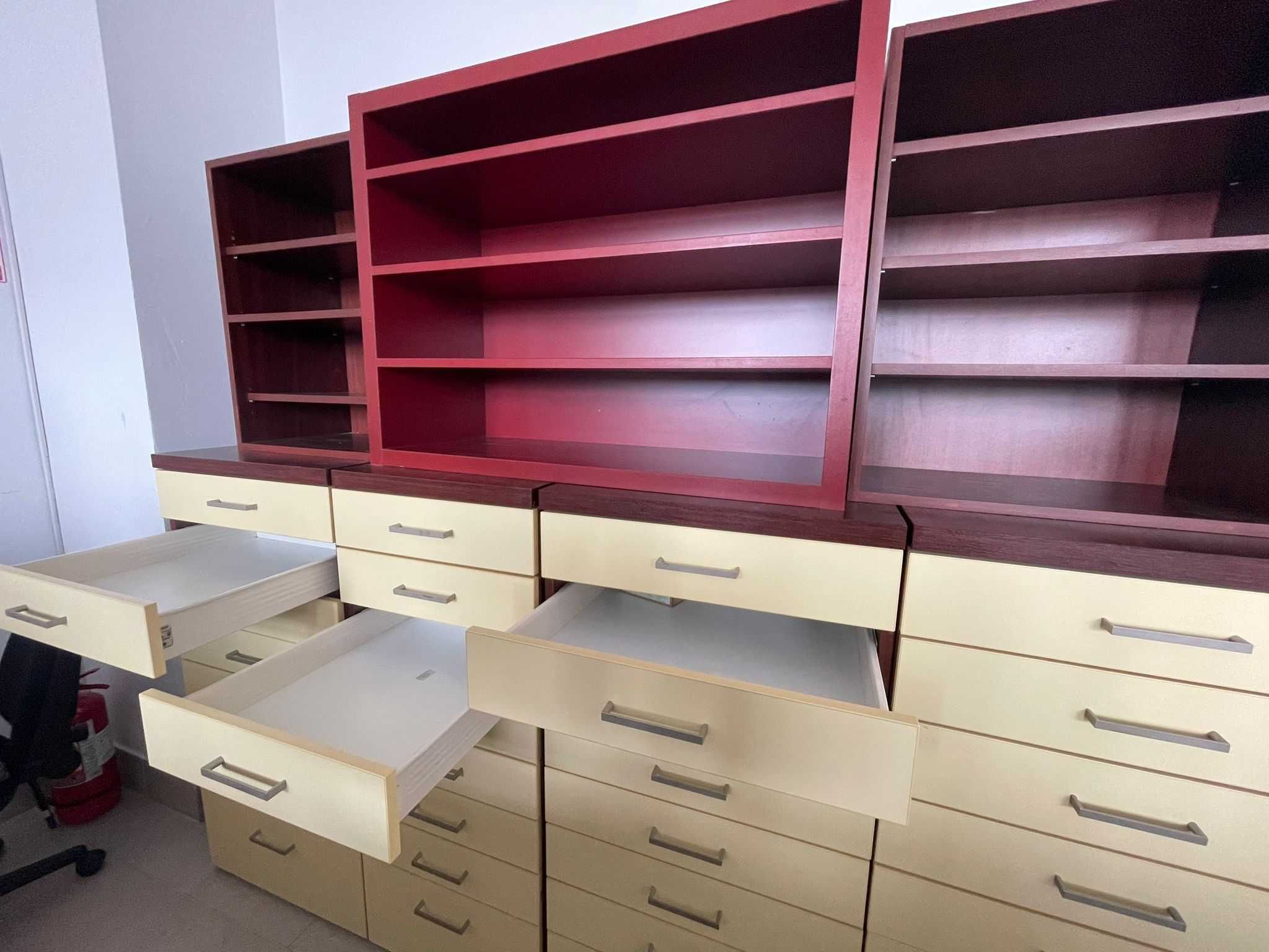 Vând mobilier ,pretabil pentru birou, bibliotecă, magazin naturist