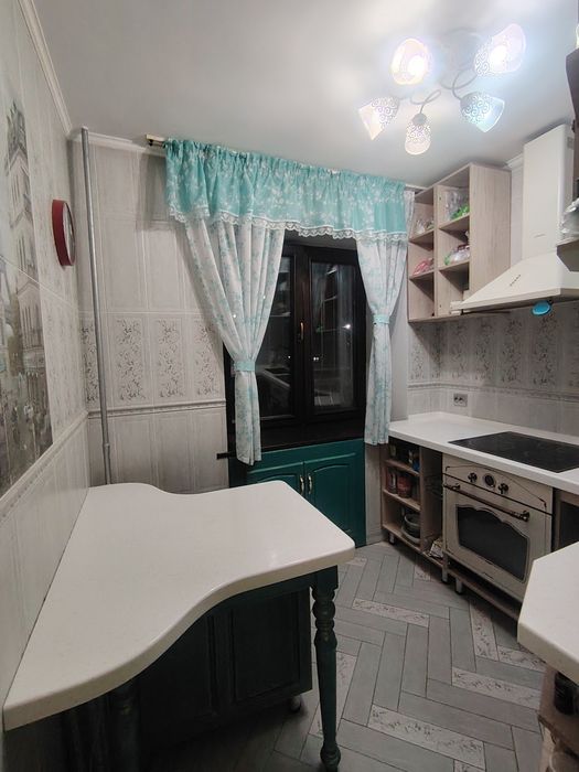 Продам квартиру трехкомнатную