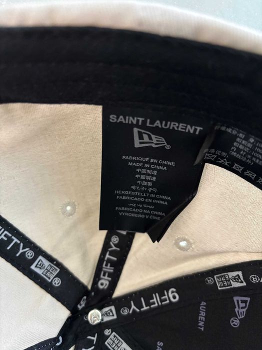 Yves Saint Laurent шапка с козирка цвят Крем