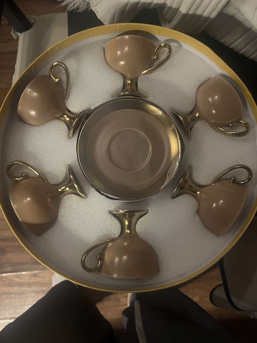 Сервиз с 6 чаши и чинии чисто нов