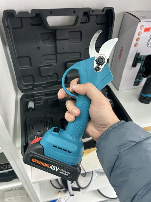 Foarfecă electrică pentru grădină 48V – cu 2 acumulator și încărcător