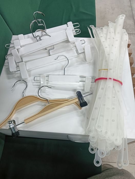 Вешалкалар пластик,ағаш турлери (детский)киiм,шалбар,юбкалар  iлеу ге