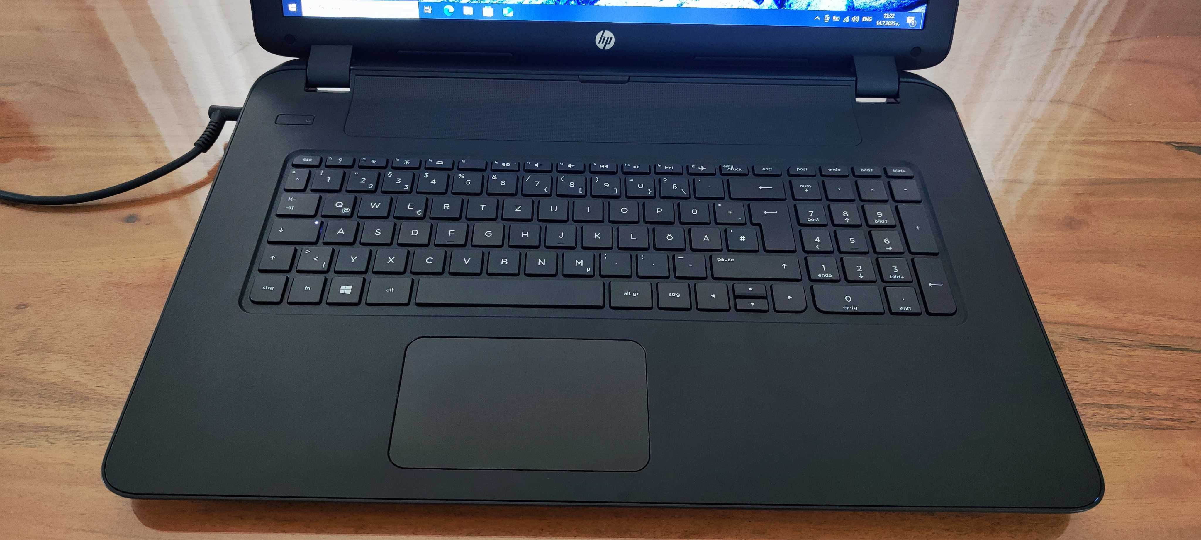 Продавам лаптоп Hewlett-Packard с голям 17 инча дисплей / AMD A6-6310