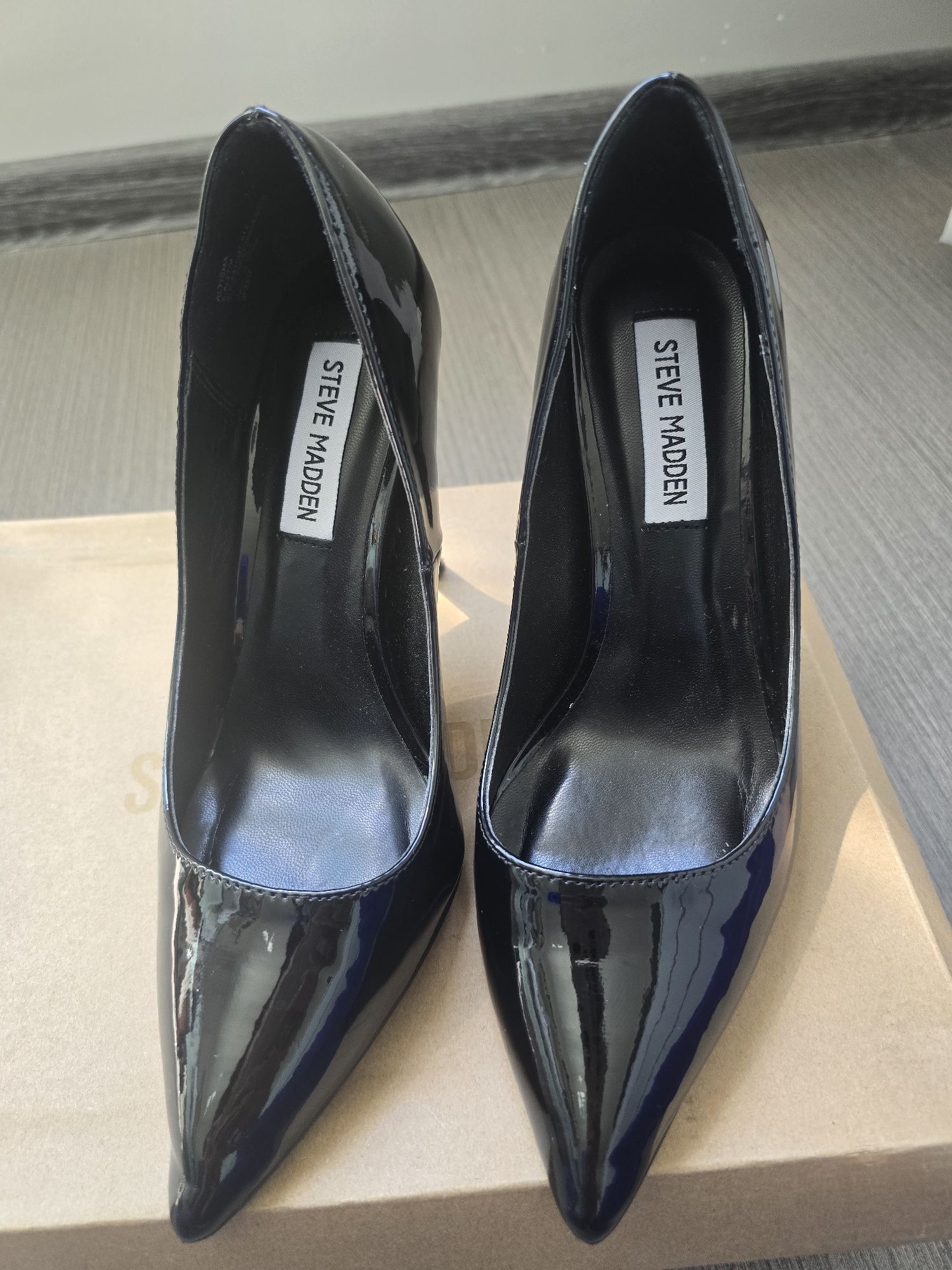 Лачени обувки на ток Steve Madden