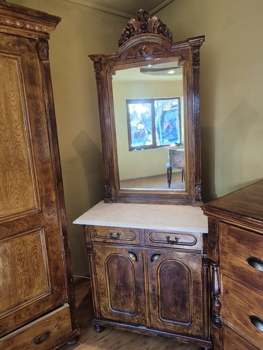 Vand mobila veche din lemn de nuc