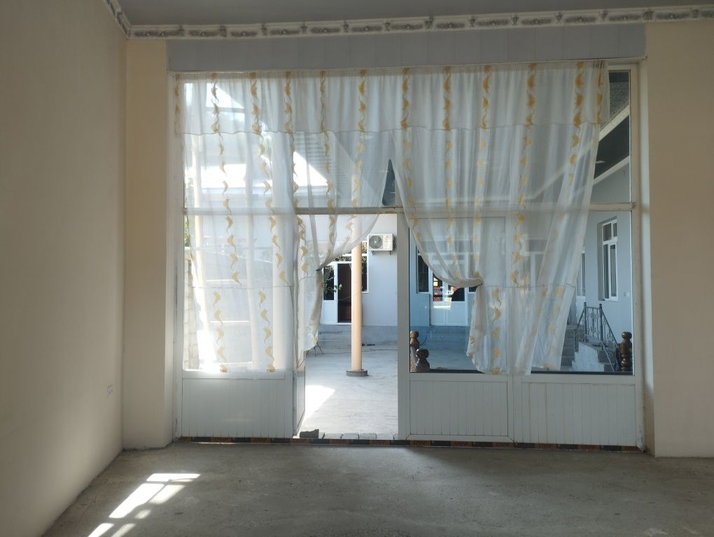 Xovli sotiladi 2 ta magazini bor 5 xona uyi bor tualet hammom bor